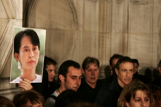  AUNG SAN SUU KYI  VEILLEE SILENCIEUSE EN SOUTIEN 