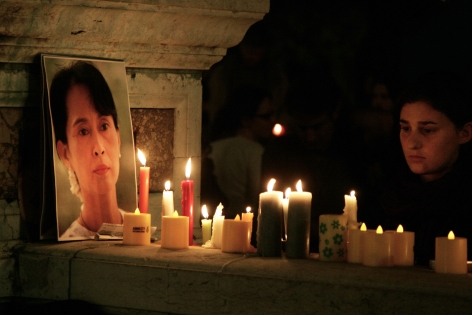  AUNG SAN SUU KYI  VEILLEE SILENCIEUSE EN SOUTIEN